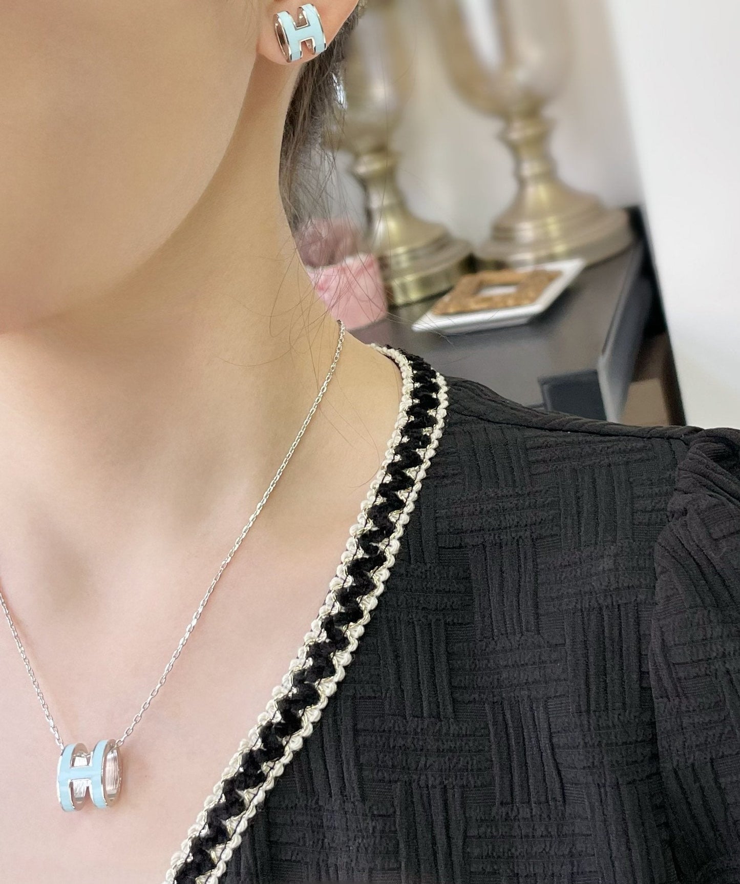 [Charm Aries Jewelry]POP H SKY BLUE STUD EARRINGS