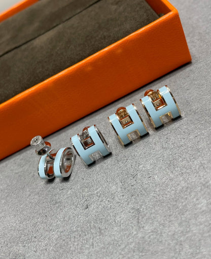 [Charm Aries Jewelry]POP H SKY BLUE STUD EARRINGS