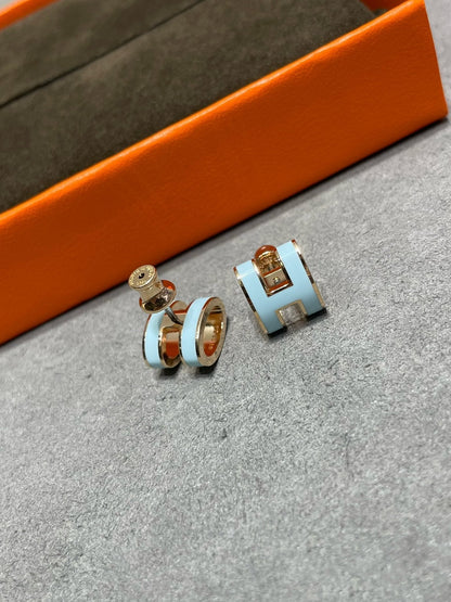 [Charm Aries Jewelry]POP H SKY BLUE STUD EARRINGS