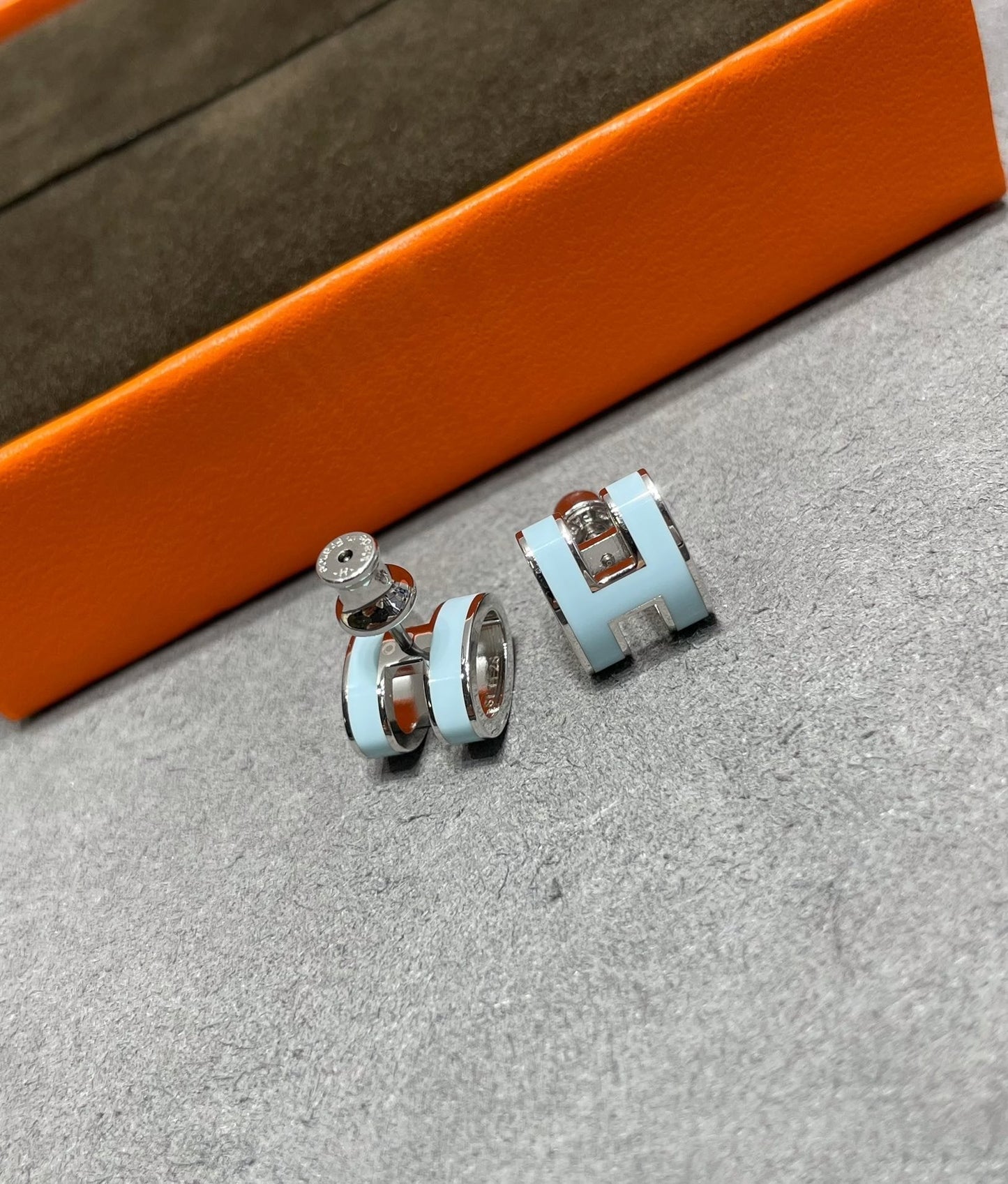 [Charm Aries Jewelry]POP H SKY BLUE STUD EARRINGS