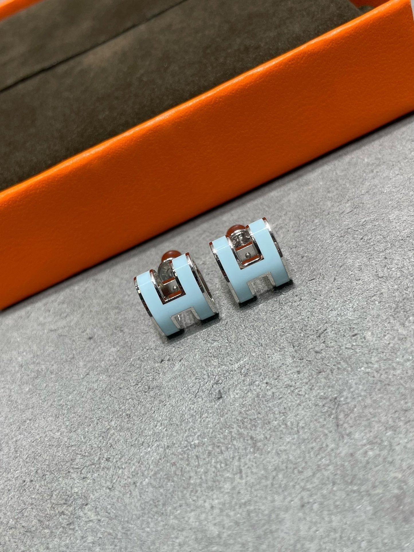 [Charm Aries Jewelry]POP H SKY BLUE STUD EARRINGS