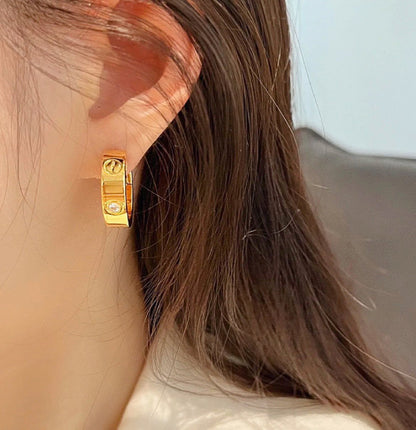 [Charm Aries Jewelry]LOVE 5.5MM 1 DIAMOND EARRINGS