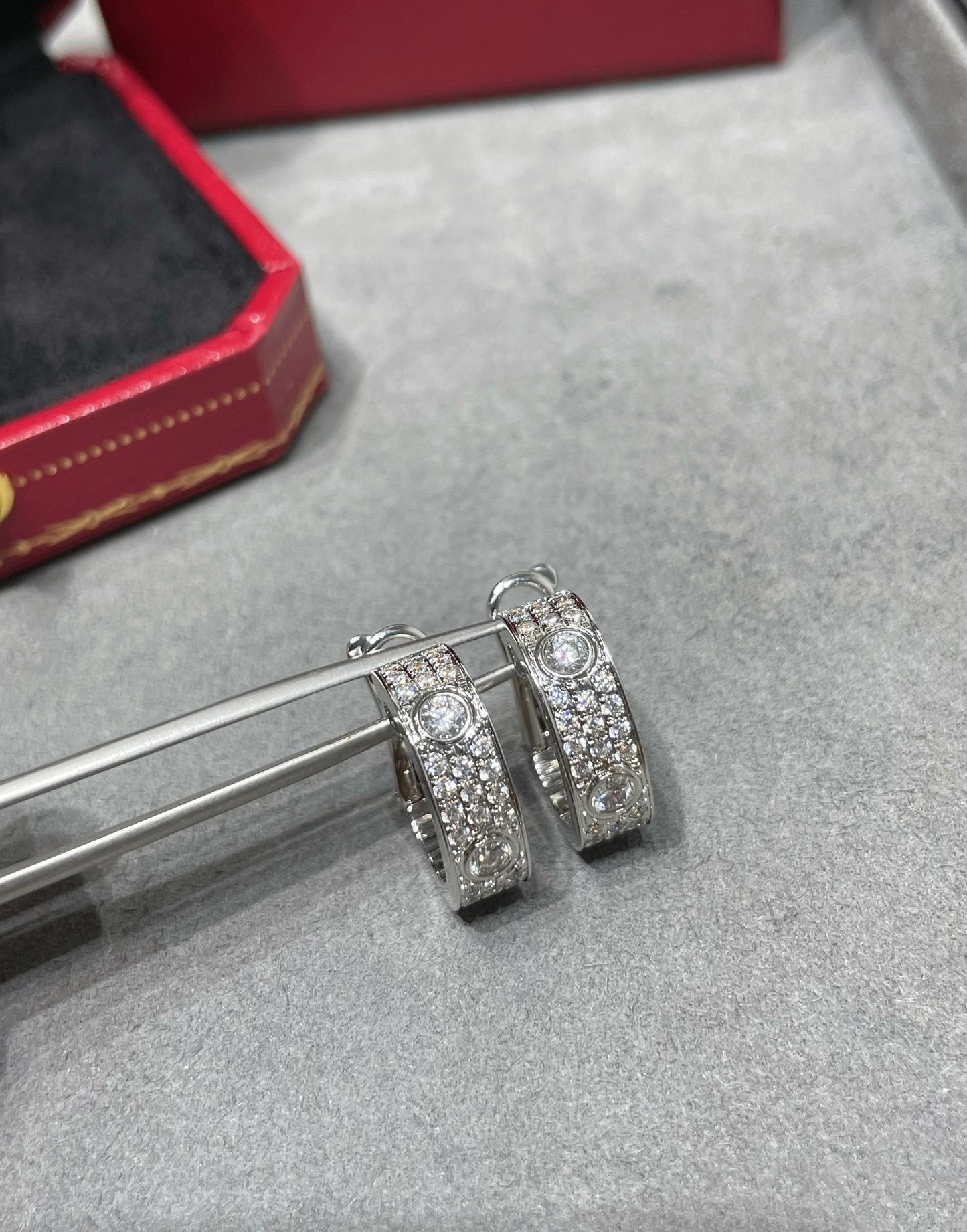 [Charm Aries Jewelry]LOVE 5.5MM DIAMOND PAVED EARRINGS