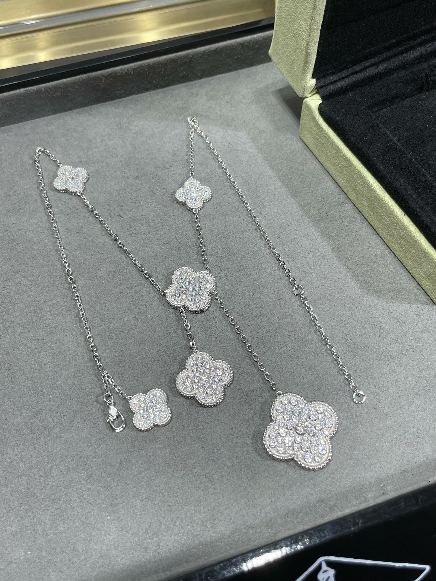 [Charm Aries Jewelry]CLOVER 6 MOTIF DIAMOND PAVED NECKLACE