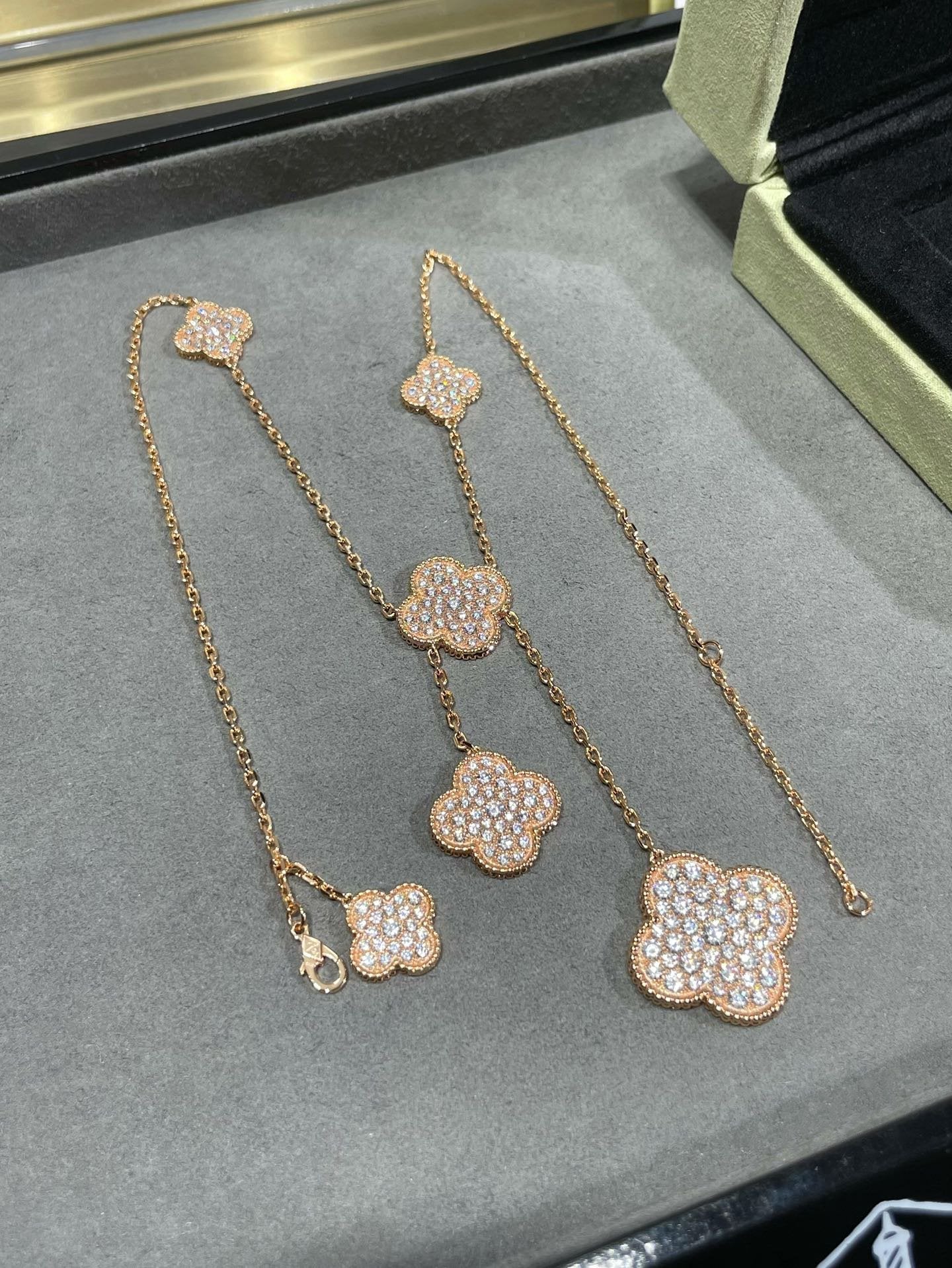 [Charm Aries Jewelry]CLOVER 6 MOTIF DIAMOND PAVED NECKLACE
