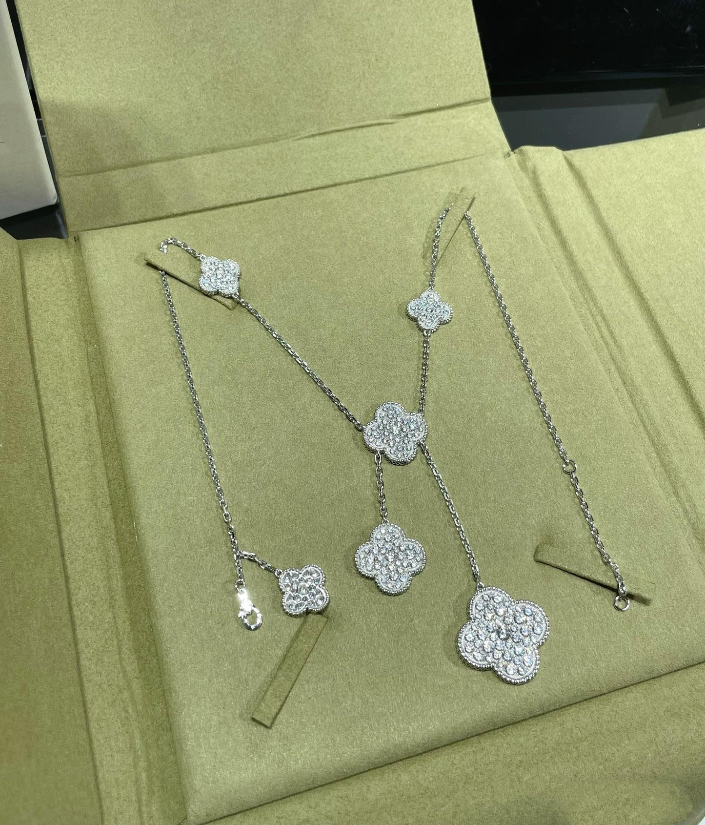 [Charm Aries Jewelry]CLOVER 6 MOTIF DIAMOND PAVED NECKLACE