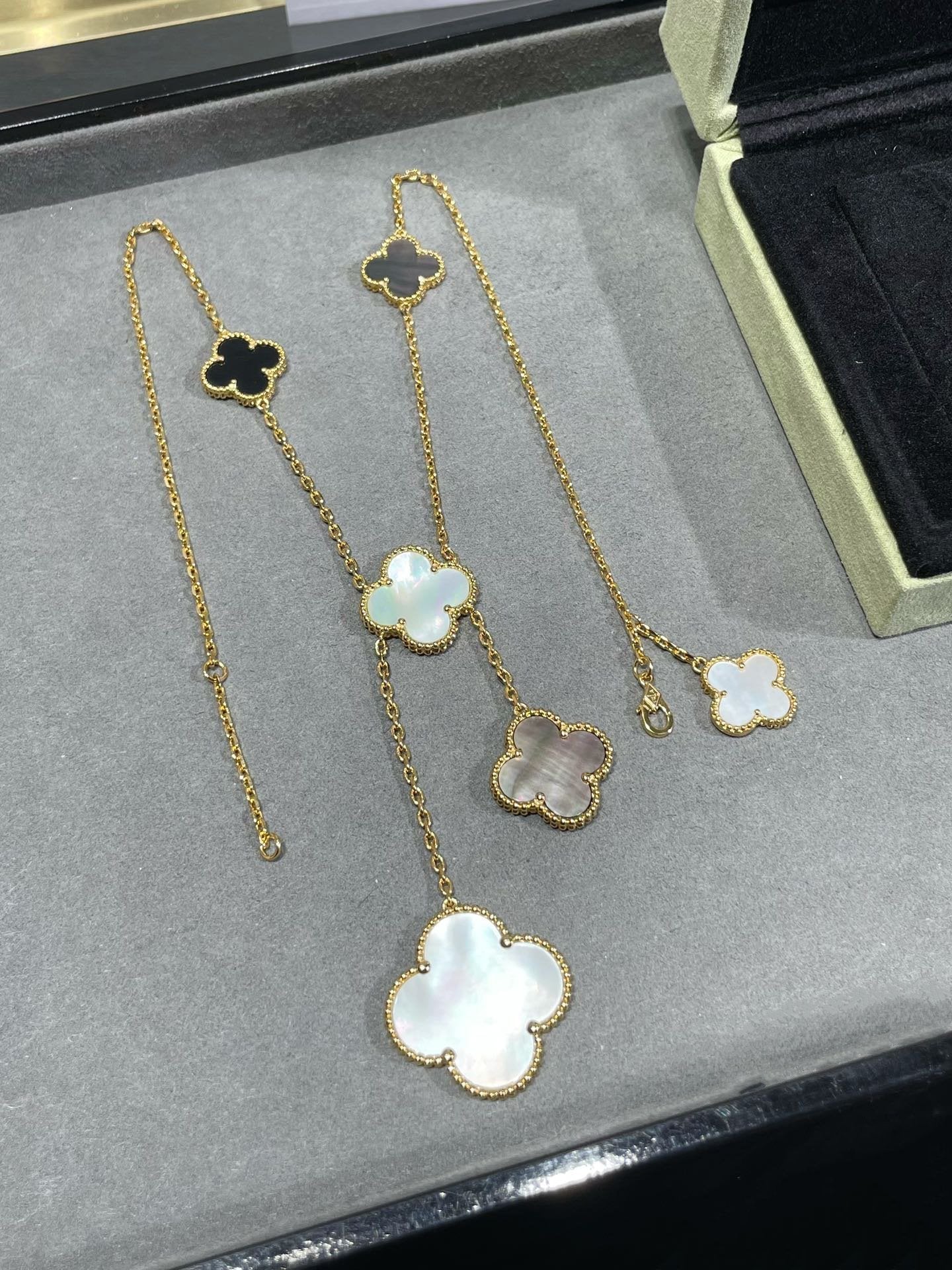 [Charm Aries Jewelry]CLOVER 6 MOTIF MOP ONYX GOLD NECKLACE