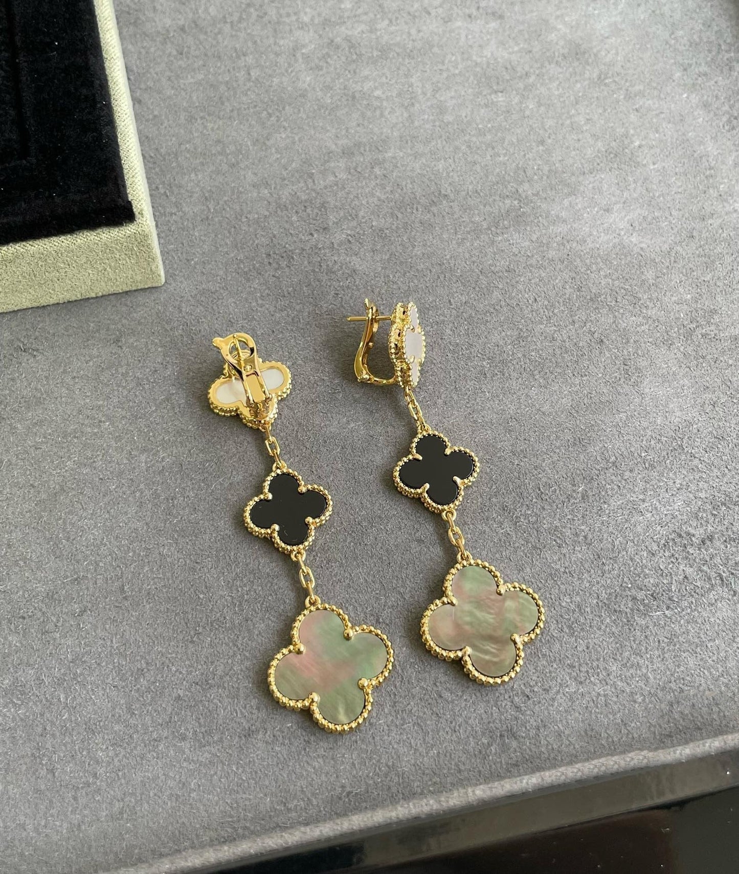 [Charm Aries Jewelry]CLOVER 3 MOTIF MOP ONYX DARK MOP PINK GOLD EARRINGS
