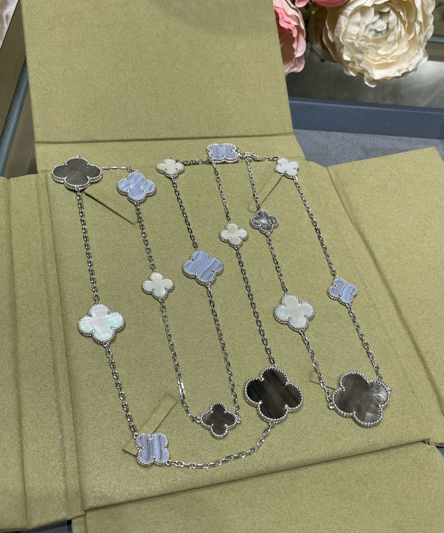 [Charm Aries Jewelry]CLOVER 16 MOTIF CHALCEDONY MOP SILVER NECKLACE