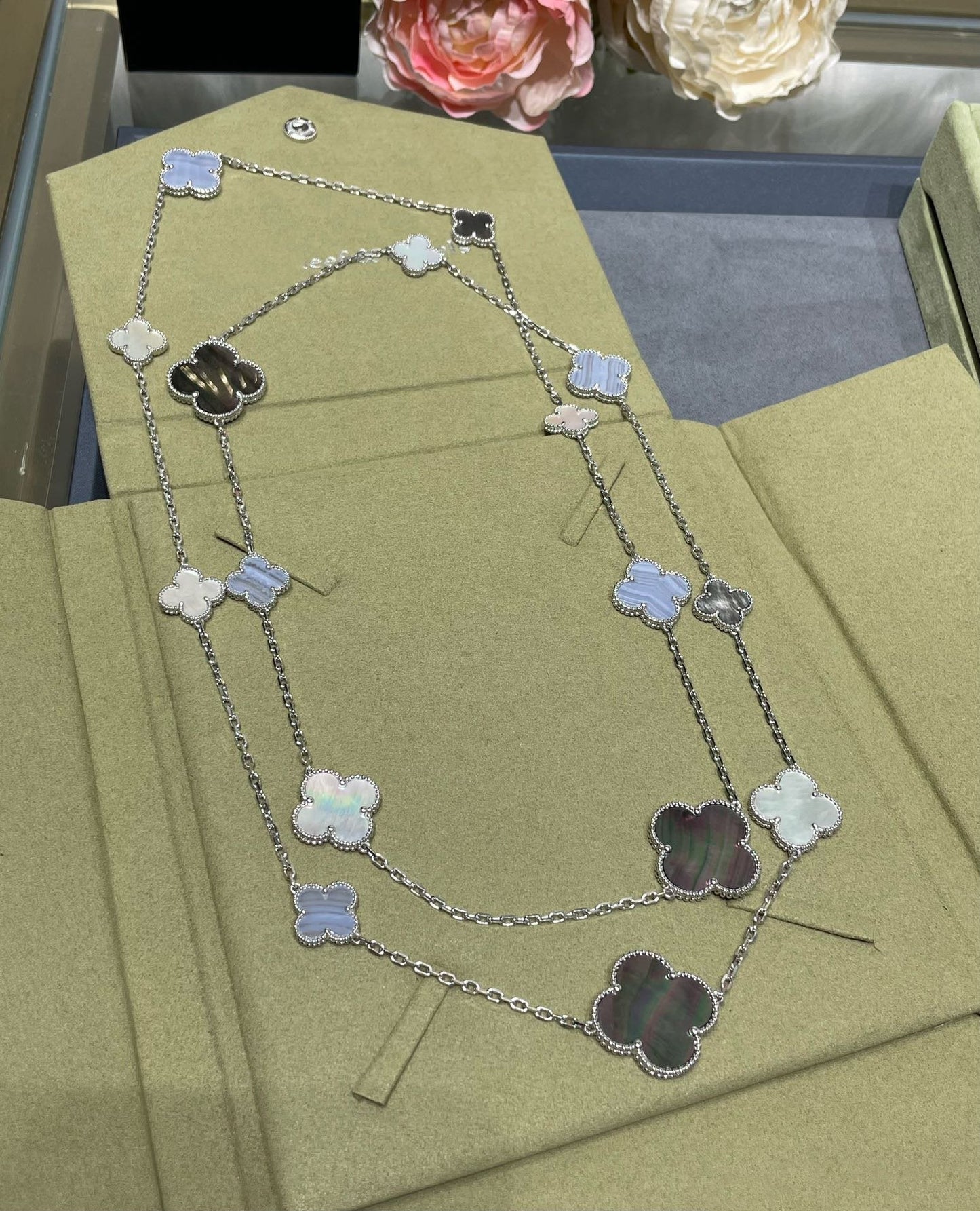 [Charm Aries Jewelry]CLOVER 16 MOTIF CHALCEDONY MOP SILVER NECKLACE