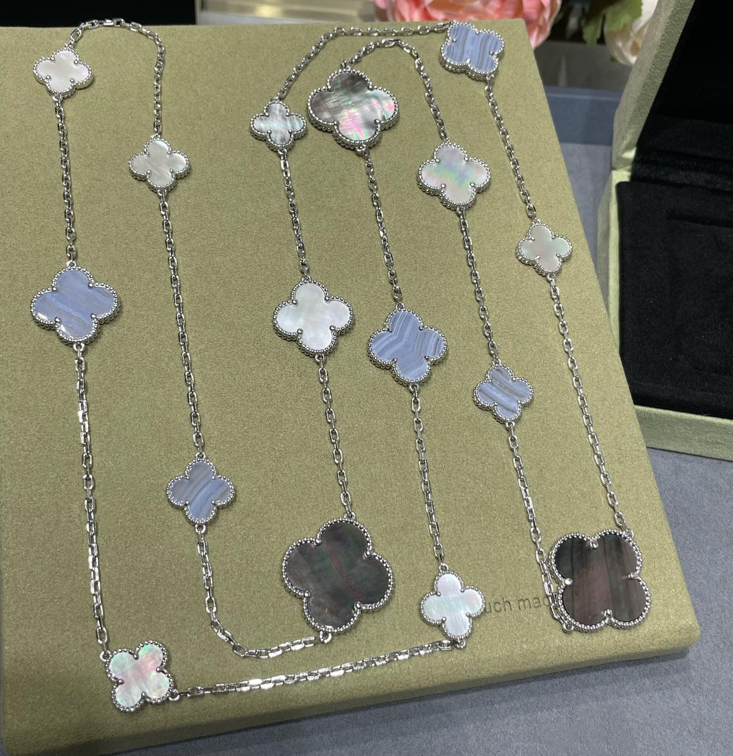 [Charm Aries Jewelry]CLOVER 16 MOTIF CHALCEDONY MOP SILVER NECKLACE