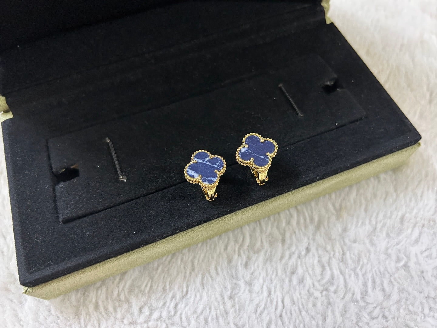 [Charm Aries Jewelry]CLOVER PIETERSITE MEDIUM STUD EARRINGS