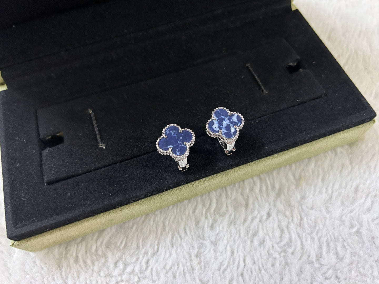 [Charm Aries Jewelry]CLOVER PIETERSITE MEDIUM STUD EARRINGS
