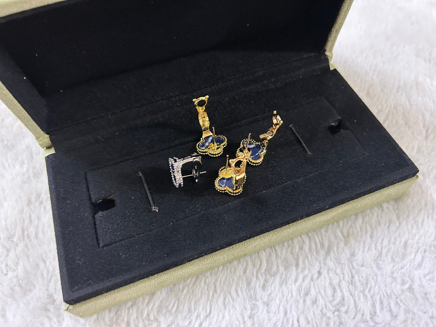 [Charm Aries Jewelry]CLOVER PIETERSITE MEDIUM STUD EARRINGS