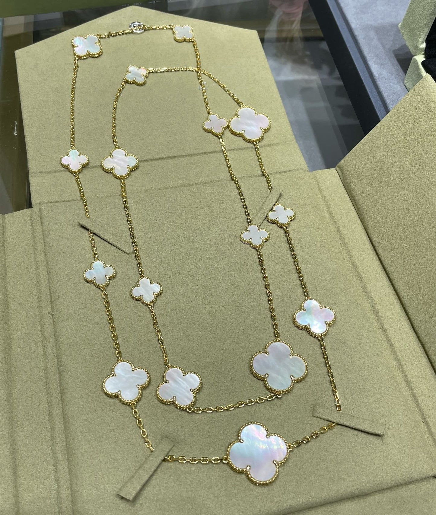 [Charm Aries Jewelry]CLOVER 16 MOTIF WHITE MOP GOLD NECKLACE