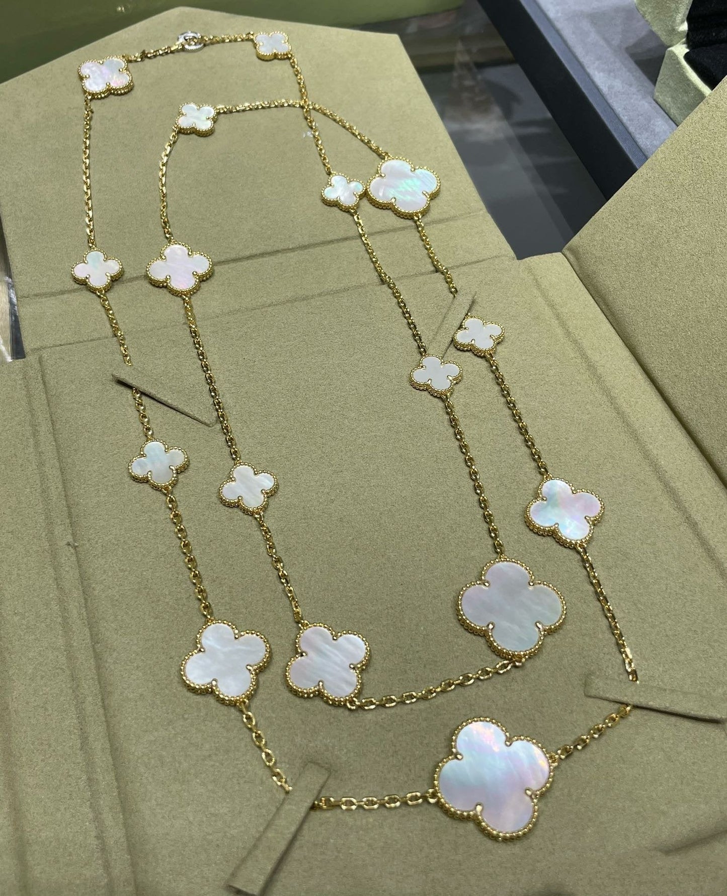 [Charm Aries Jewelry]CLOVER 16 MOTIF WHITE MOP GOLD NECKLACE