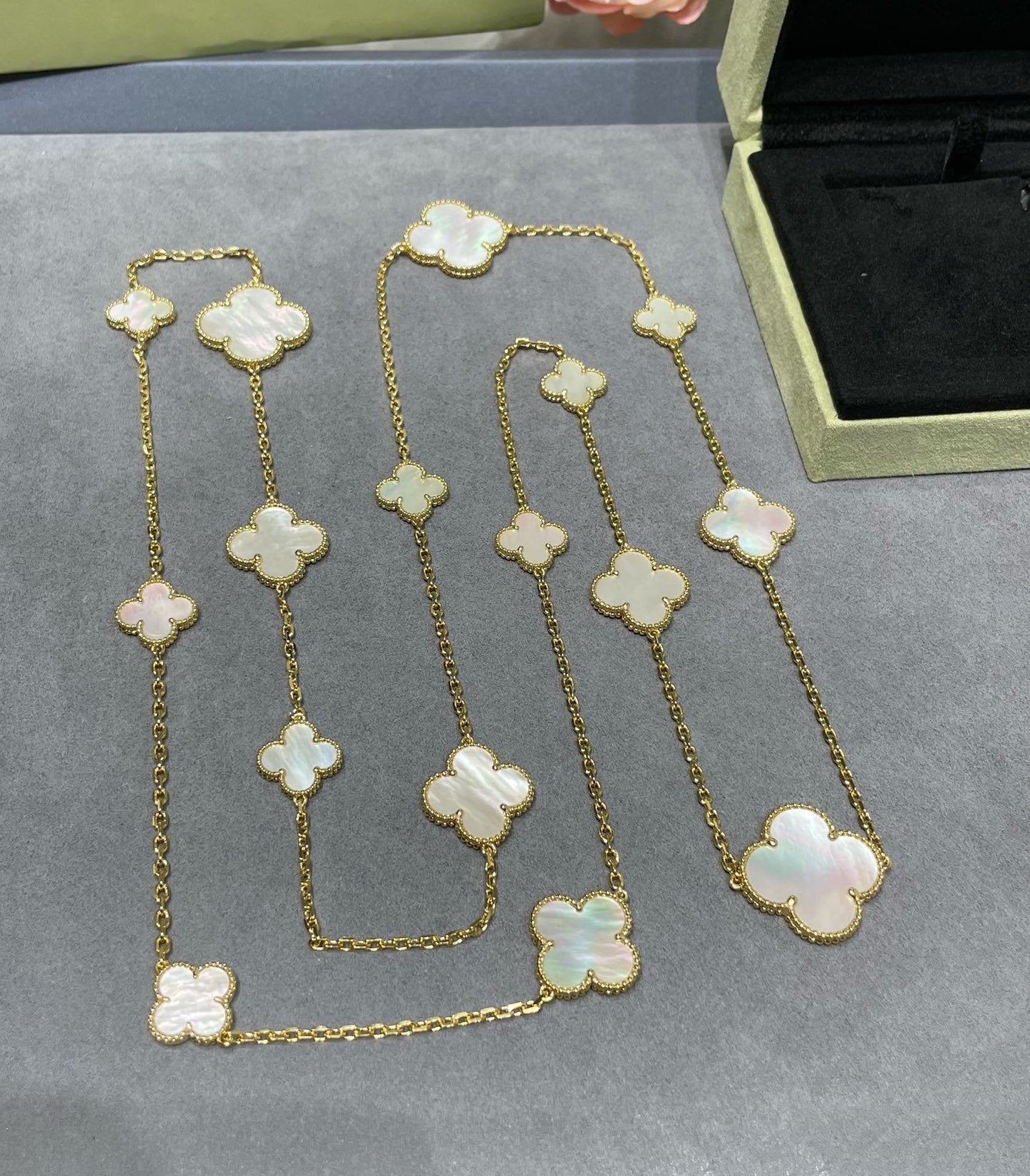 [Charm Aries Jewelry]CLOVER 16 MOTIF WHITE MOP GOLD NECKLACE