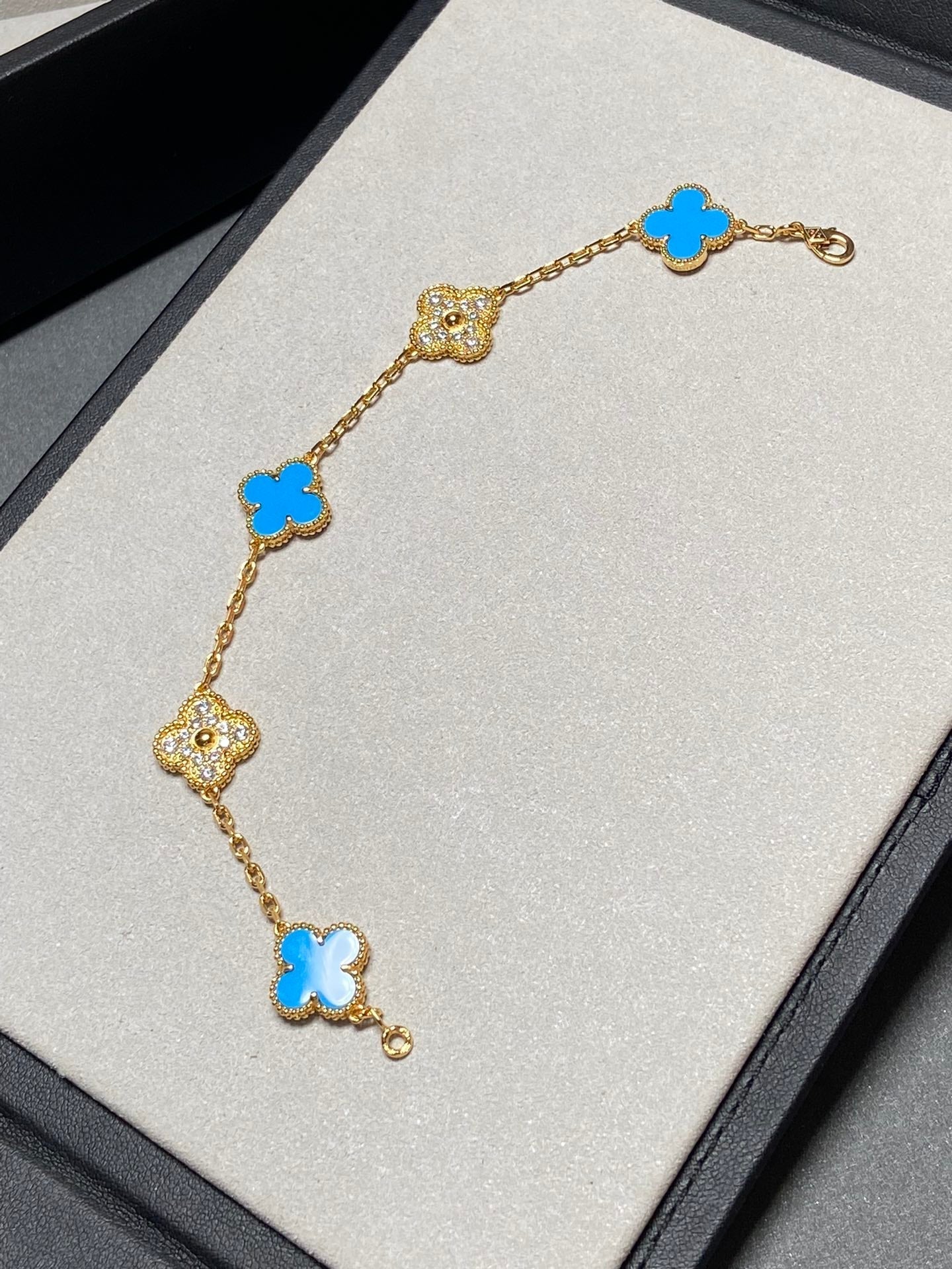 [Charm Aries Jewelry]CLOVER 5 MOTIF BLUE CHALCEDONY DIAMOND GOLD BRACELET