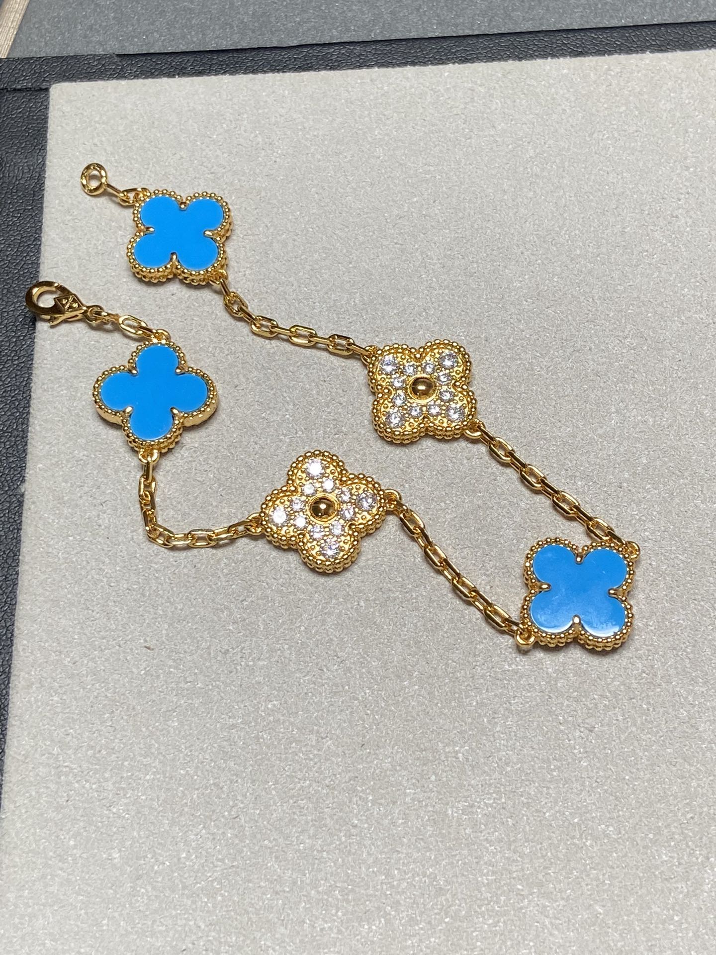 [Charm Aries Jewelry]CLOVER 5 MOTIF BLUE CHALCEDONY DIAMOND GOLD BRACELET