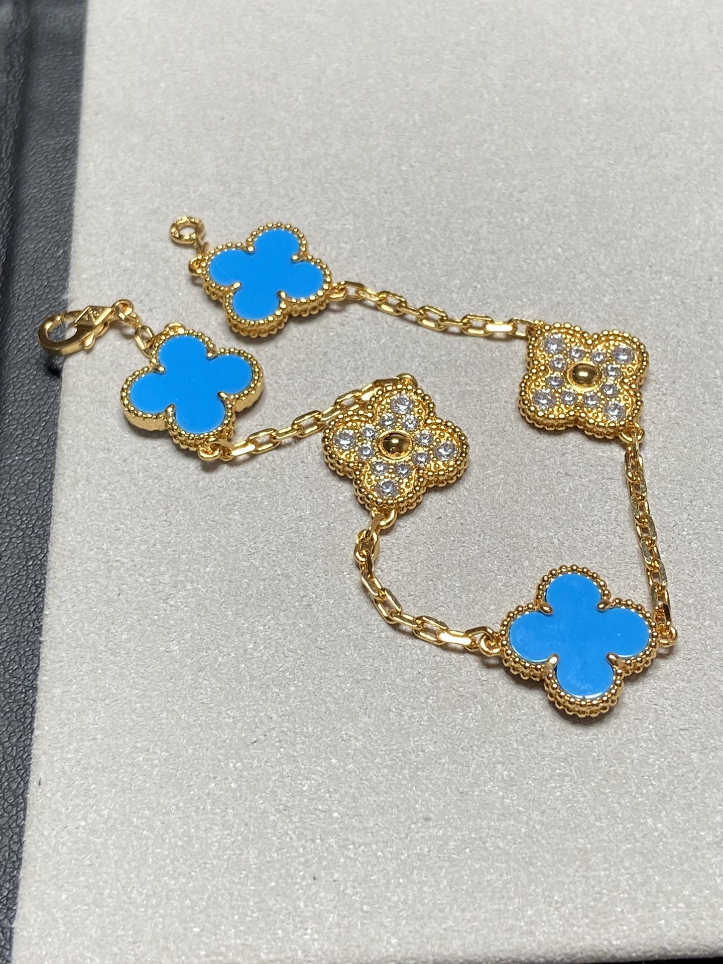 [Charm Aries Jewelry]CLOVER 5 MOTIF BLUE CHALCEDONY DIAMOND GOLD BRACELET