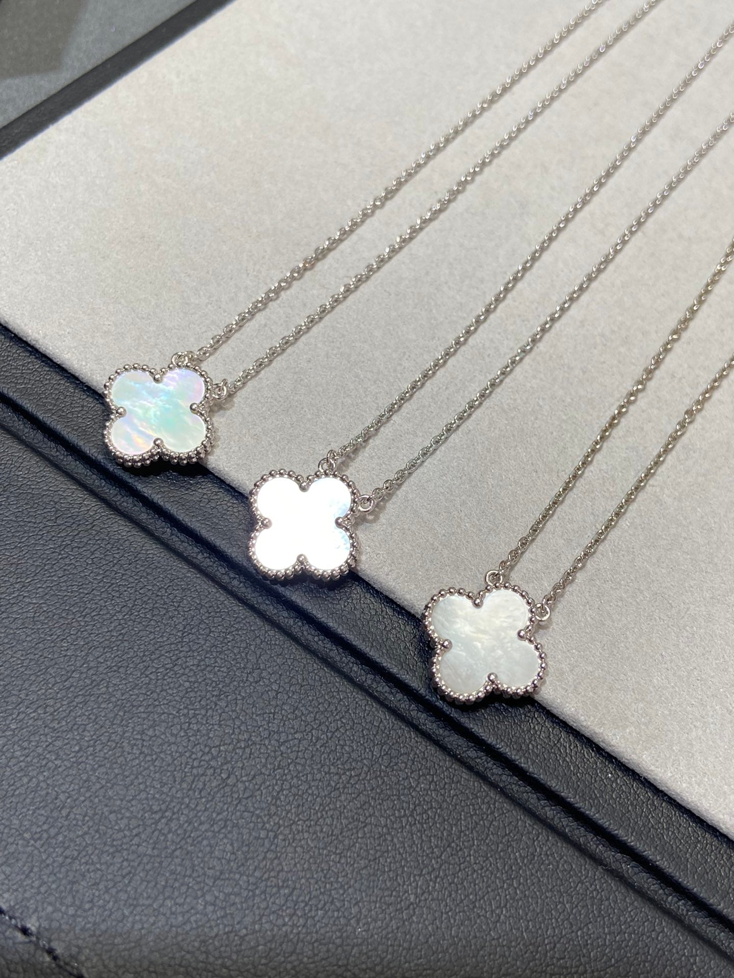 [Charm Aries Jewelry]CLOVER MEDIUM SILVER WHITE MOP NECKLACE
