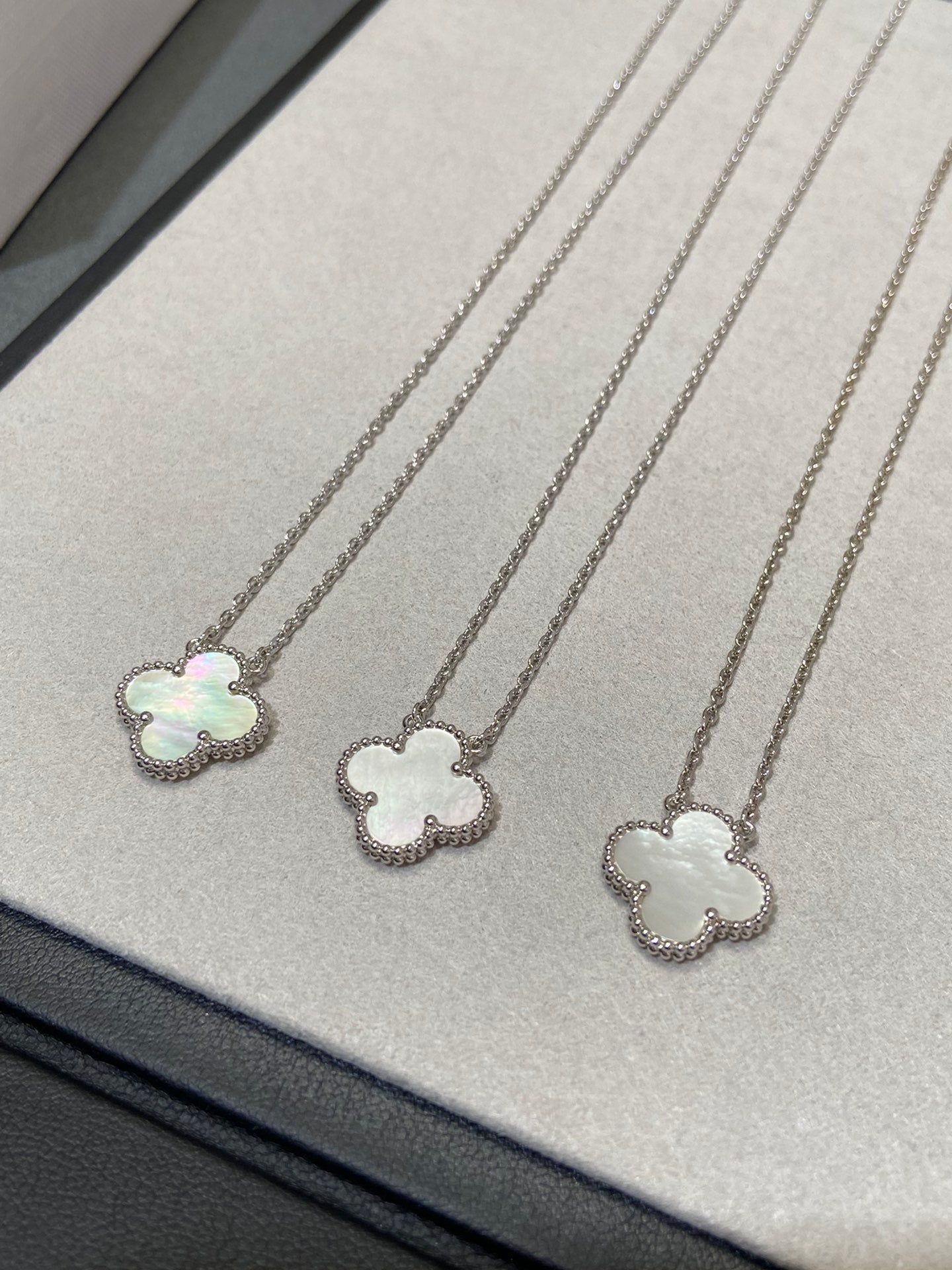 [Charm Aries Jewelry]CLOVER MEDIUM SILVER WHITE MOP NECKLACE