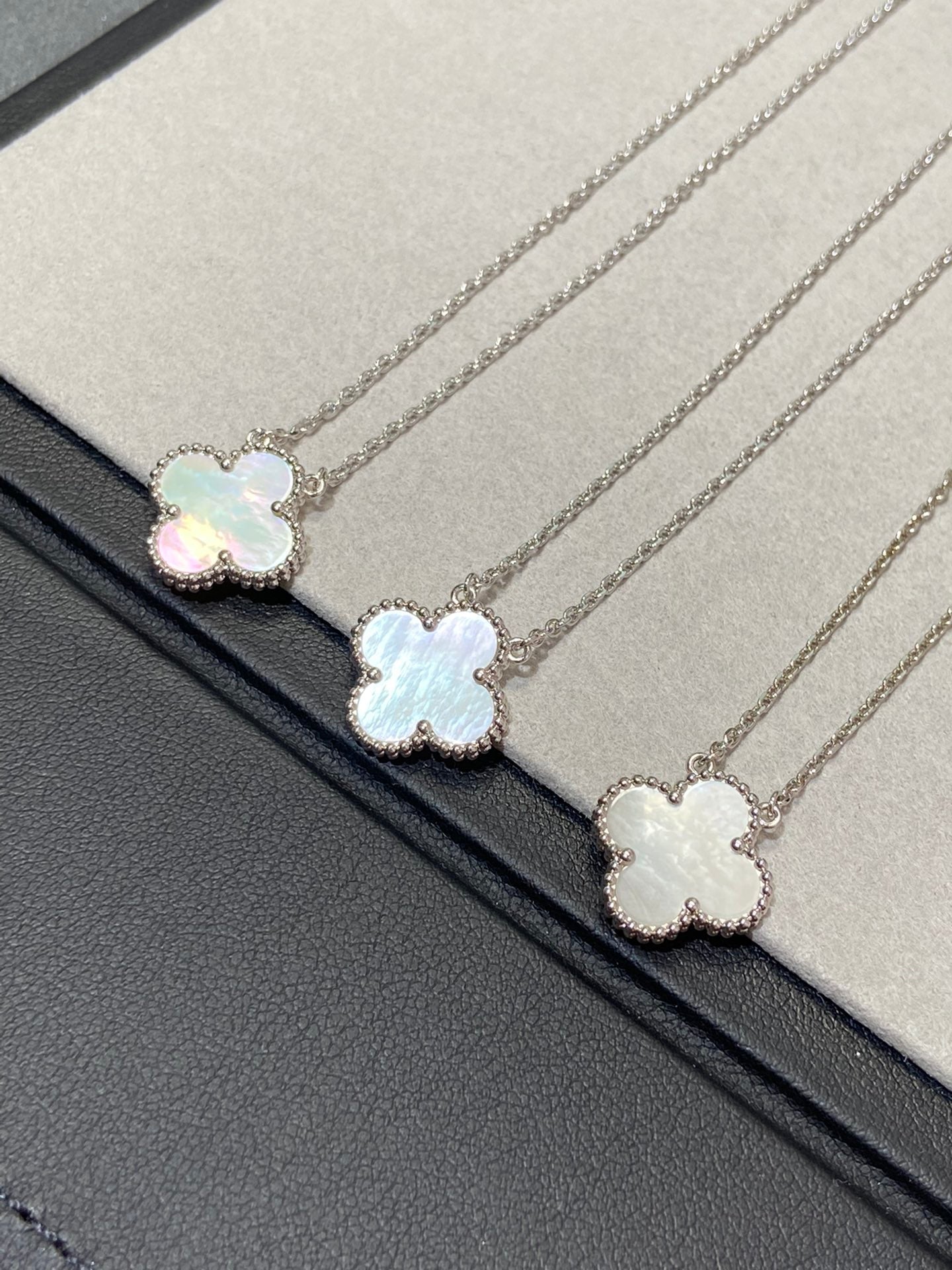 [Charm Aries Jewelry]CLOVER MEDIUM SILVER WHITE MOP NECKLACE