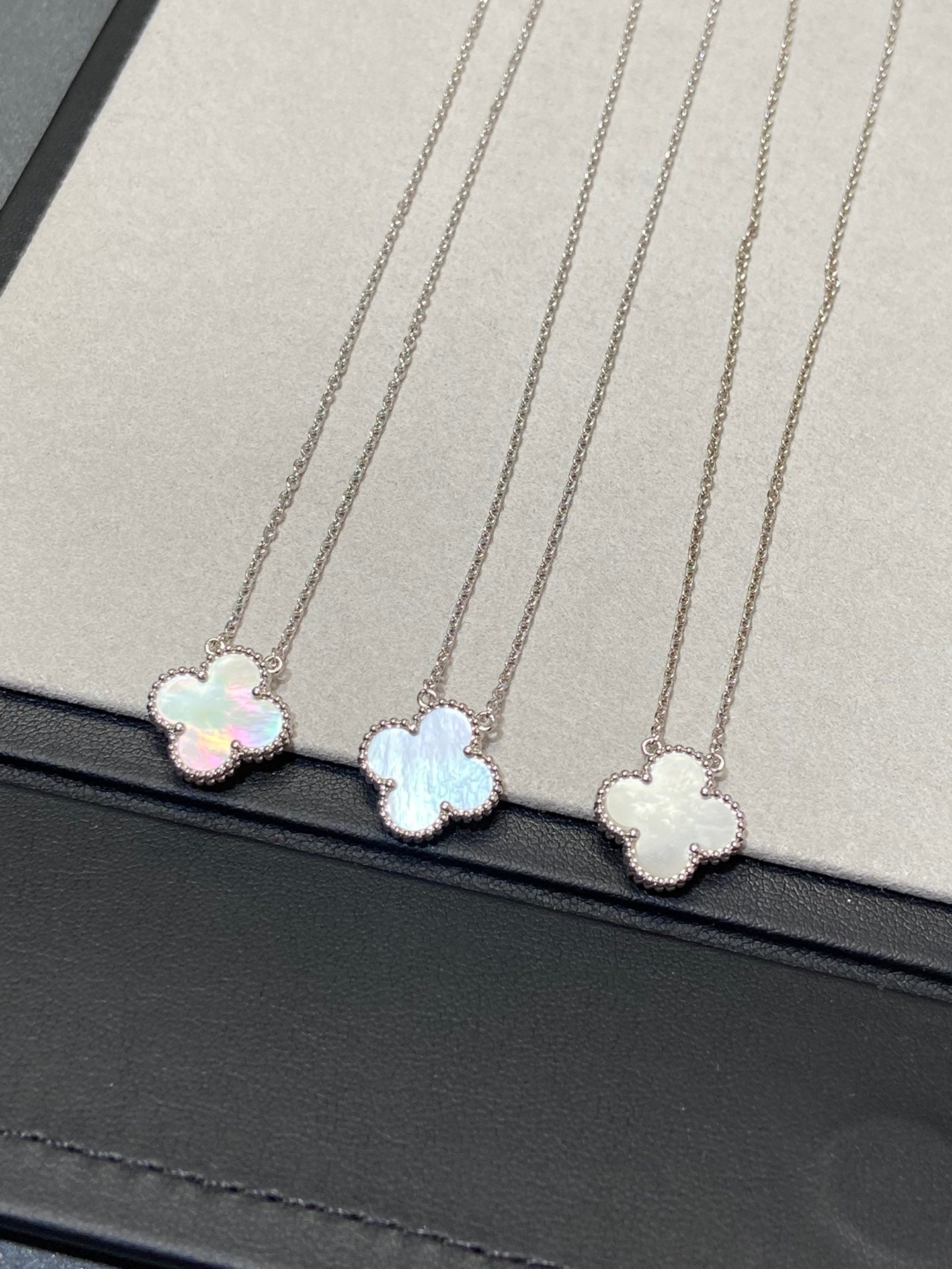 [Charm Aries Jewelry]CLOVER MEDIUM SILVER WHITE MOP NECKLACE