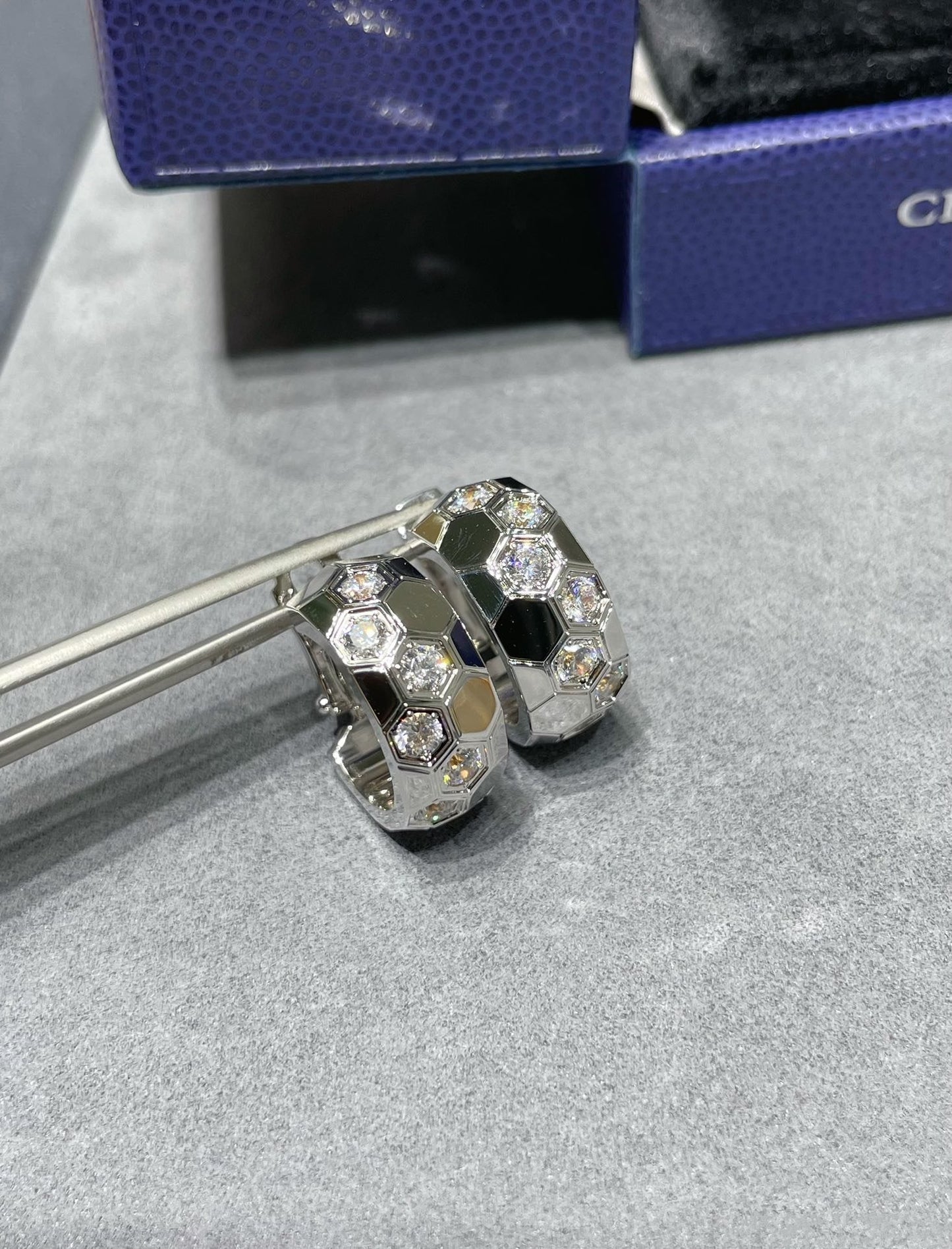 [Charm Aries Jewelry]BEE LOVE DIAMOND HOOP EARRINGS