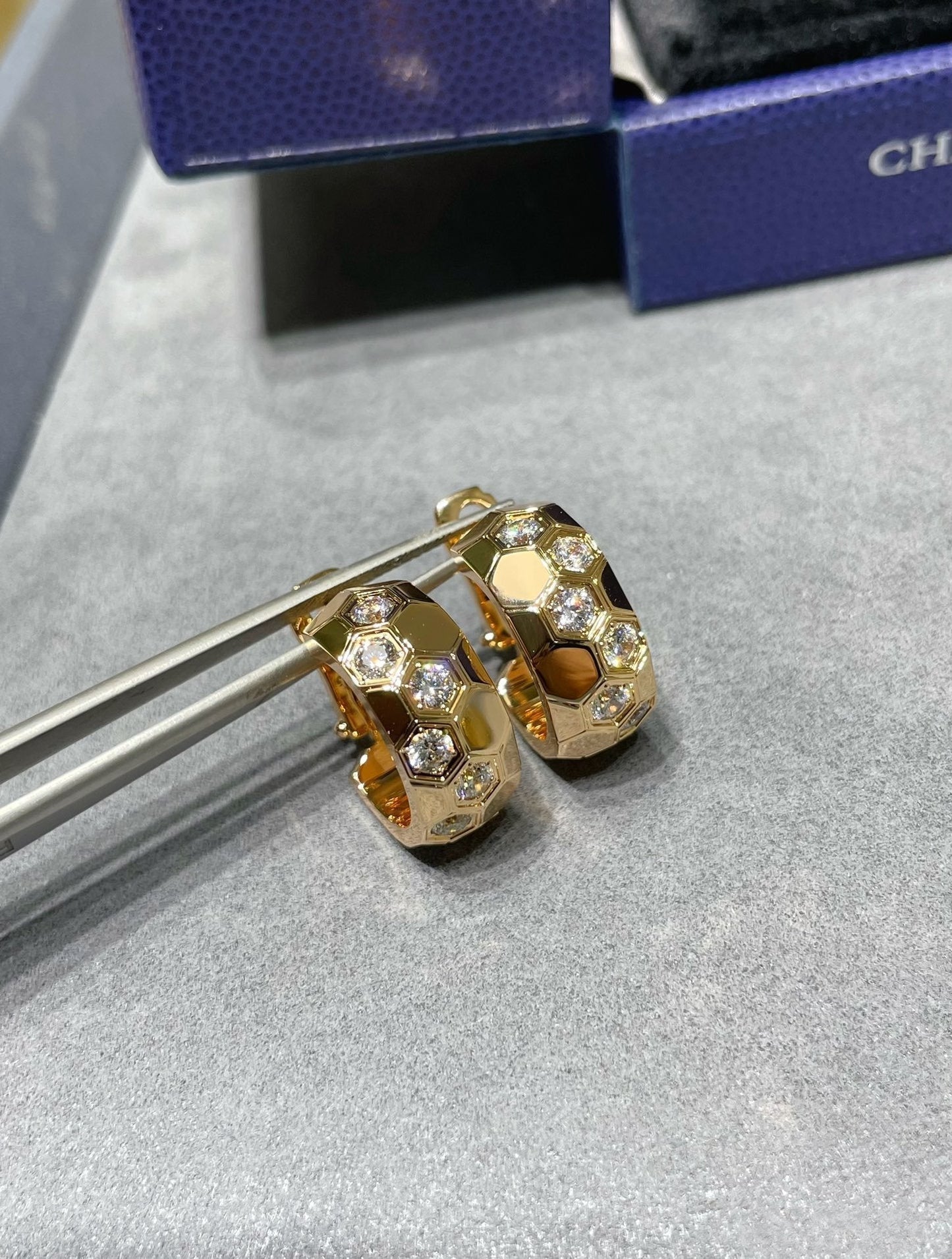 [Charm Aries Jewelry]BEE LOVE DIAMOND HOOP EARRINGS