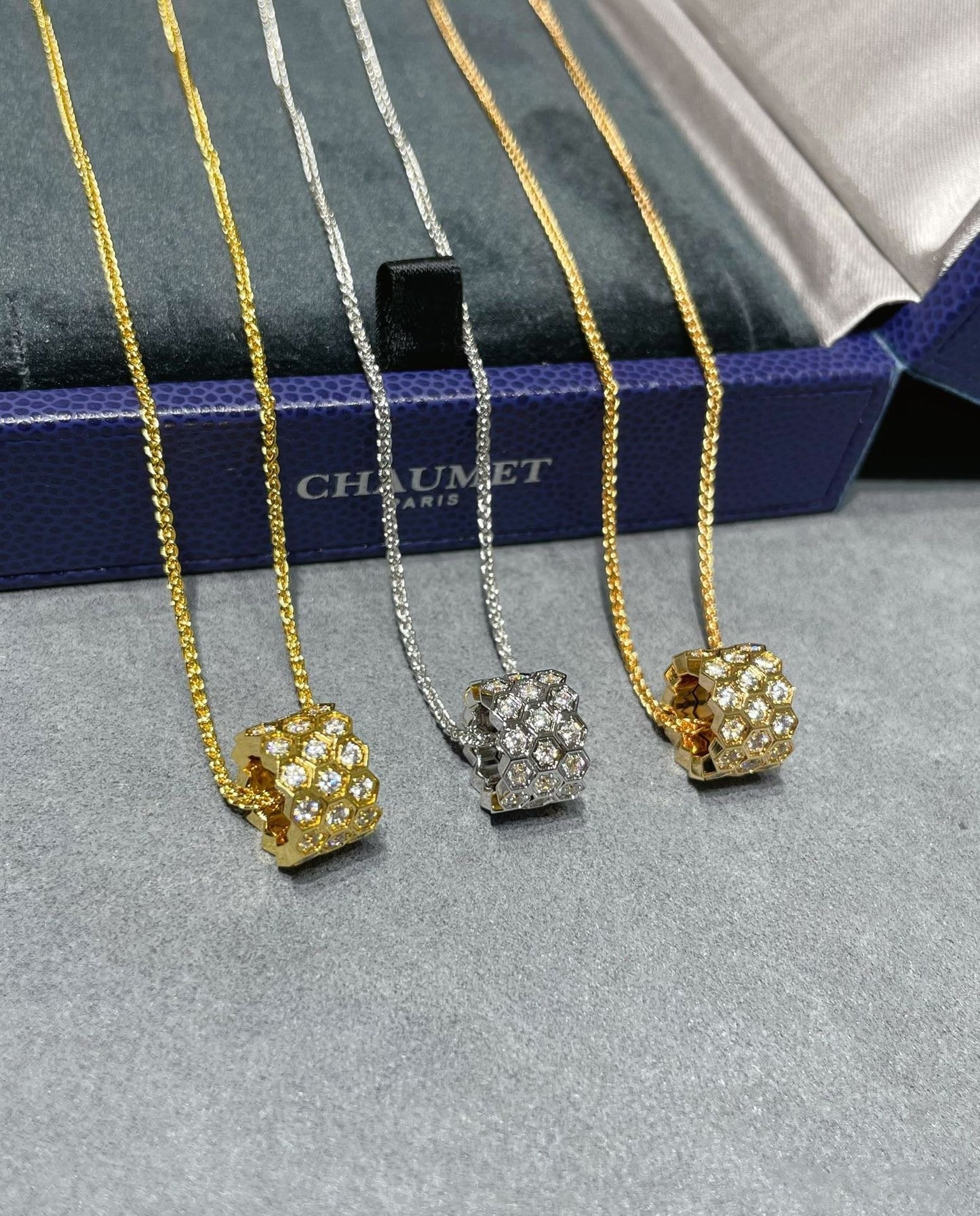 [Charm Aries Jewelry]BEE LOVE DIAMOND PAVED 3 ROW NECKLACE