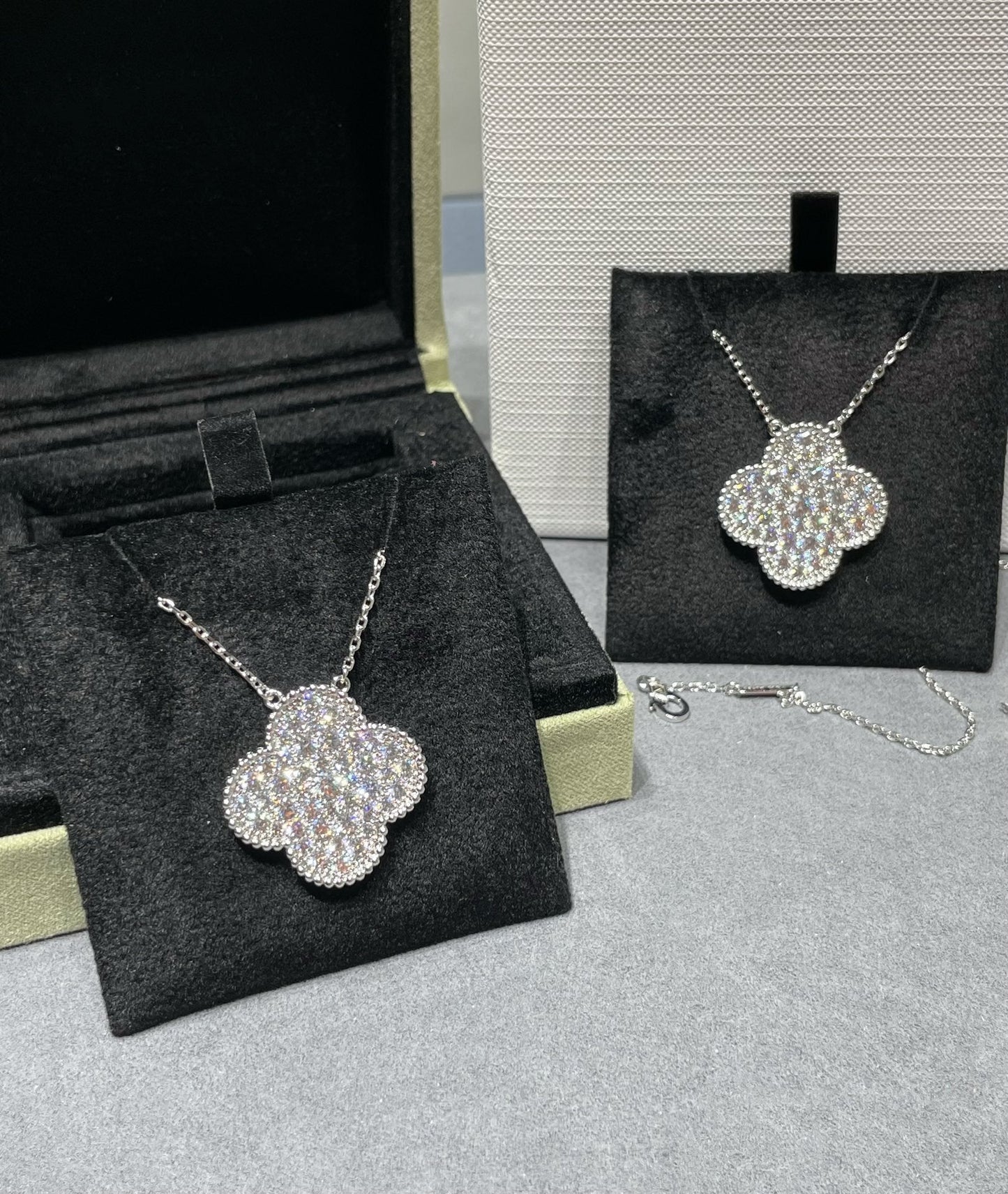 [Charm Aries Jewelry]CLOVER 25MM LARGE PENDANT DIAMOND PAVED SILVER NECKLACE