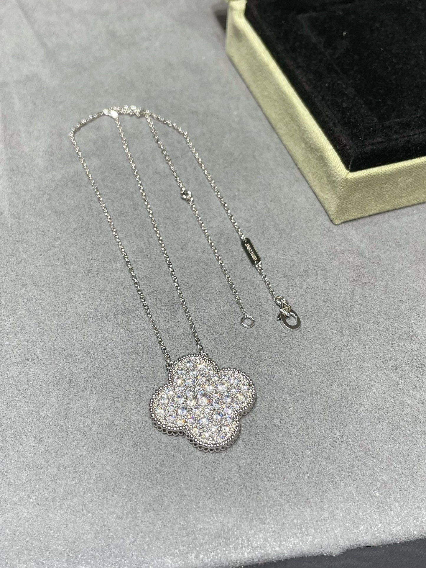 [Charm Aries Jewelry]CLOVER 25MM LARGE PENDANT DIAMOND PAVED SILVER NECKLACE