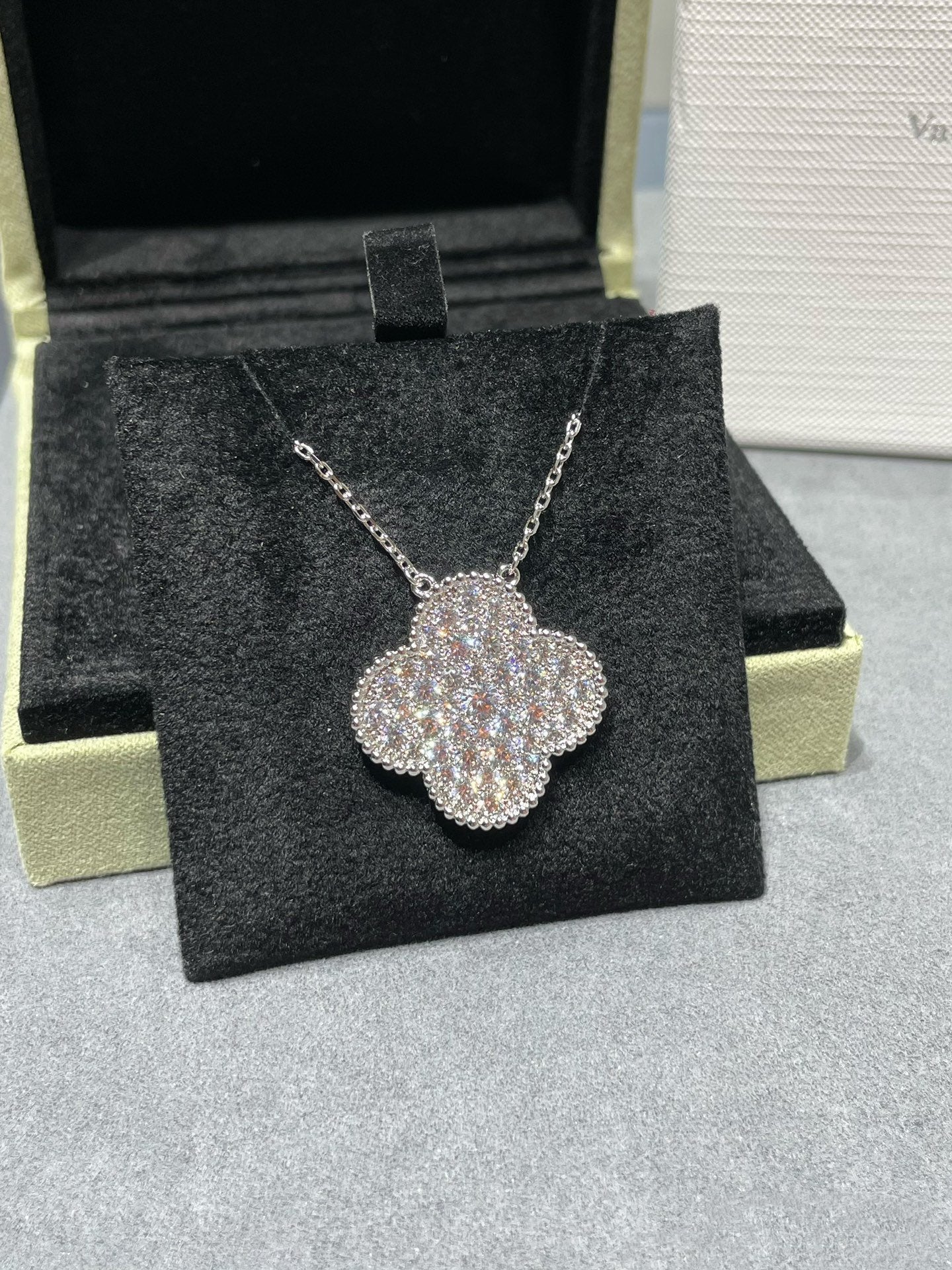 [Charm Aries Jewelry]CLOVER 25MM LARGE PENDANT DIAMOND PAVED SILVER NECKLACE