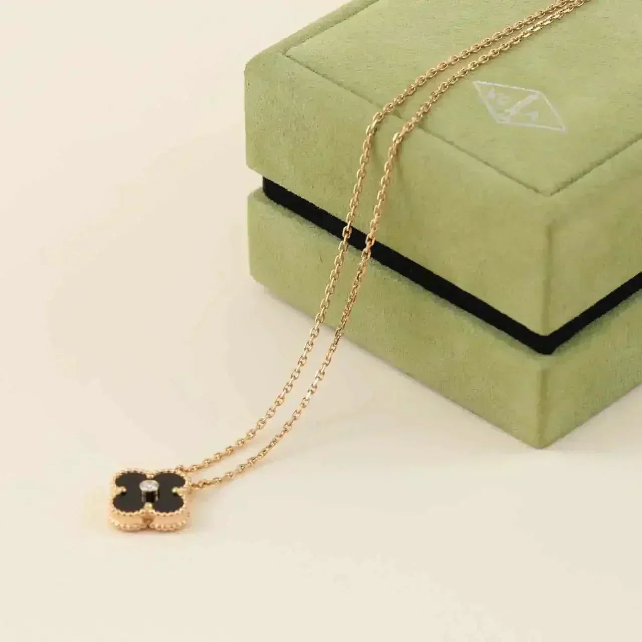 [Charm Aries Jewelry]CLOVER 15MM DIAMOND ONYX NECKLACE