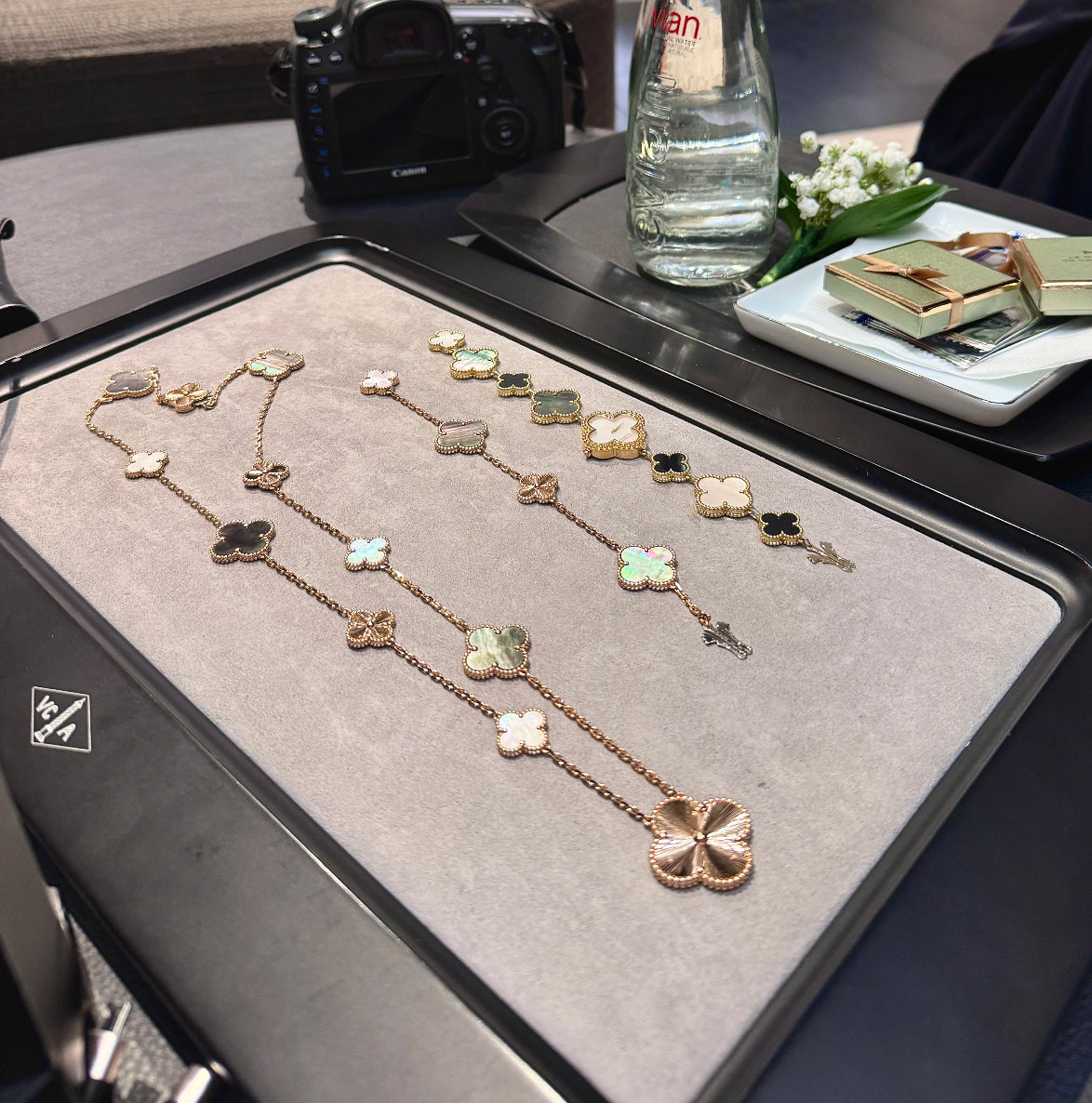 [Charm Aries Jewelry]CLOVER 16 MOTIF GREY MOP GOLD NECKLACE