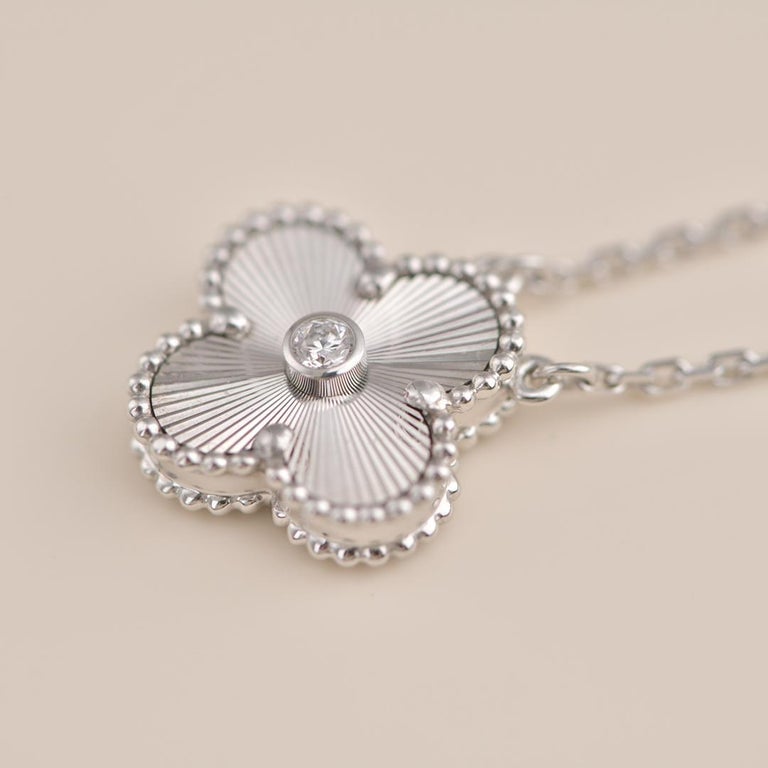 [Charm Aries Jewelry]CLOVER  15MM DIAMOND LASER NECKLACE SILVER