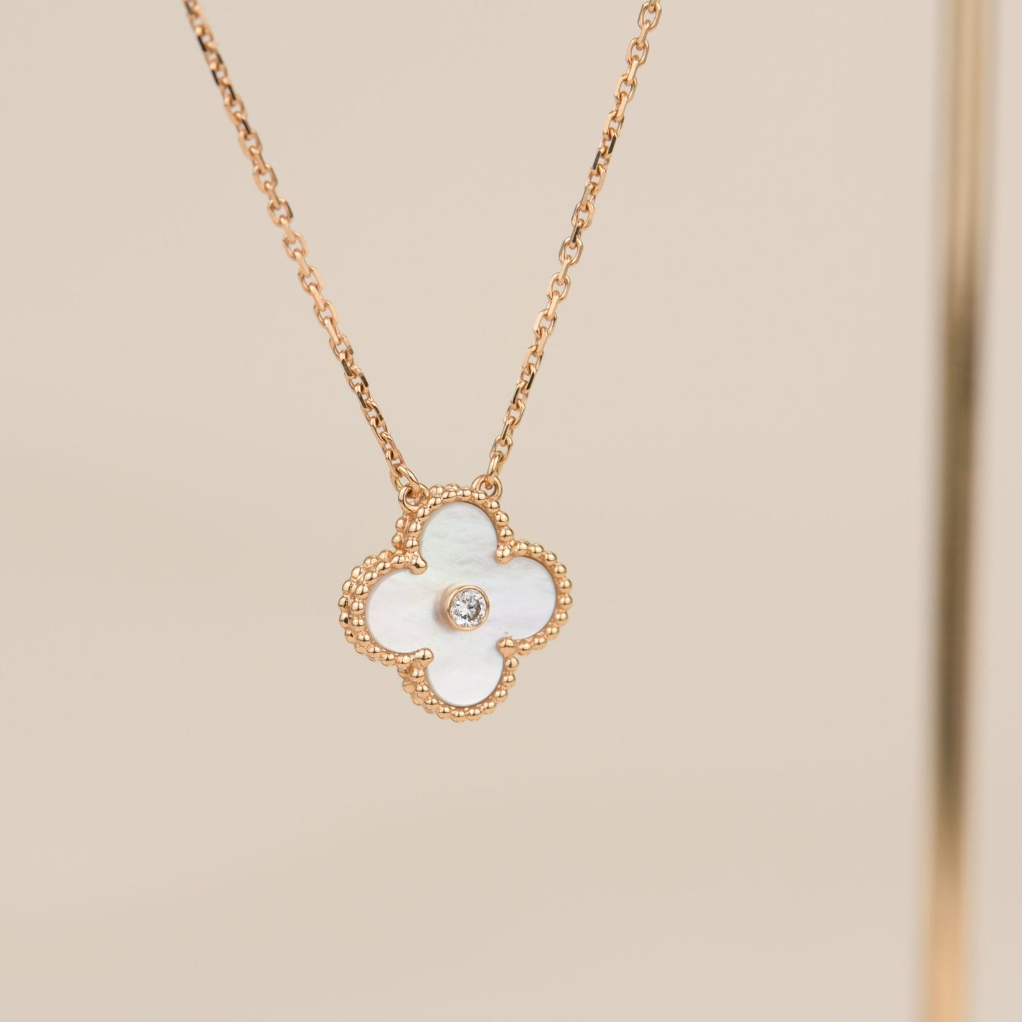 [Charm Aries Jewelry]CLOVER 15MM DIAMOND WHITE FRITILLARIA NECKLACE