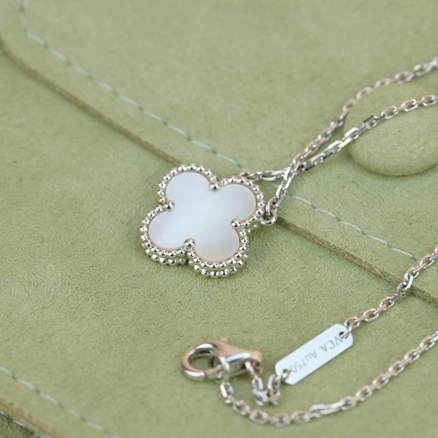[Charm Aries Jewelry]CLOVER  15MM WHITE MOTHER-OF-PEARL SILVER