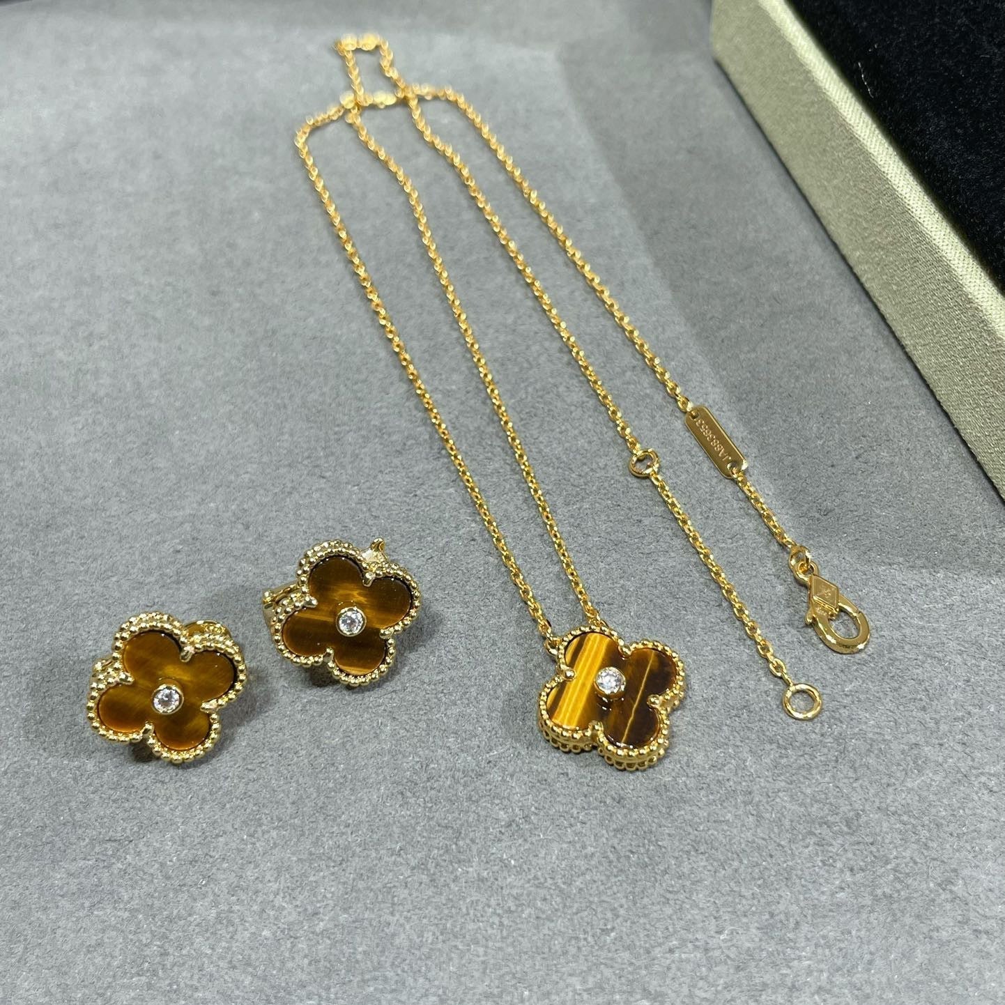 [Charm Aries Jewelry]CLOVER 15MM DIAMOND AND YELLOW TIGER'S EYE AGATE necklace