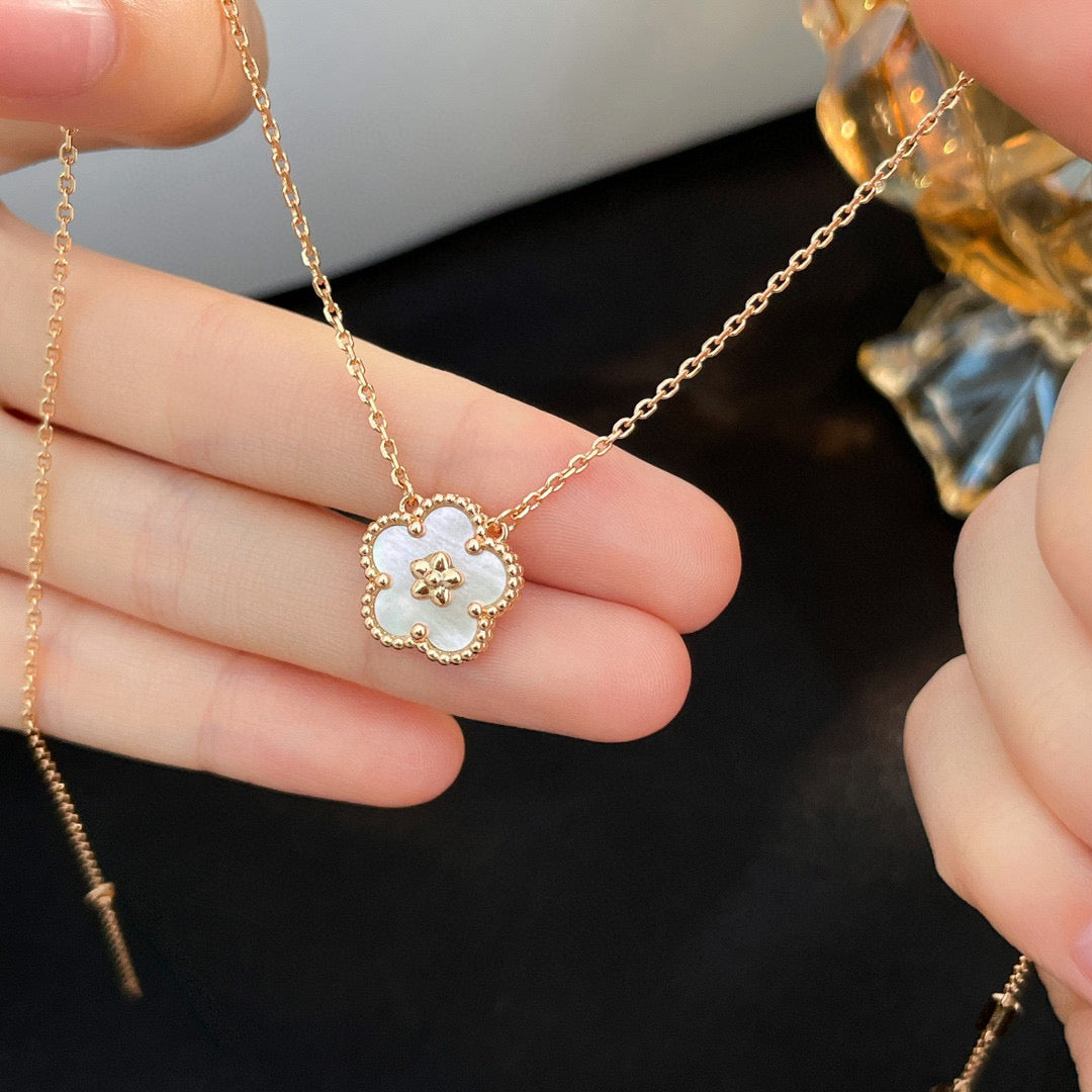 [Charm Aries Jewelry]LUCKY  WHITE MOP  PLUM BLOSSOM NECKLACE