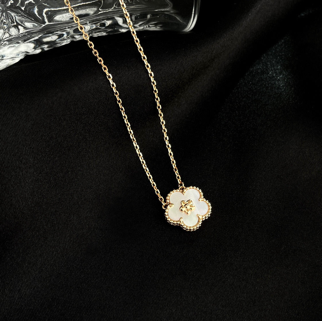 [Charm Aries Jewelry]LUCKY  WHITE MOP  PLUM BLOSSOM NECKLACE