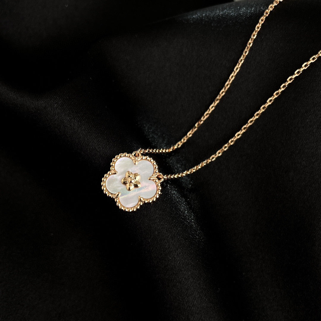 [Charm Aries Jewelry]LUCKY  WHITE MOP  PLUM BLOSSOM NECKLACE