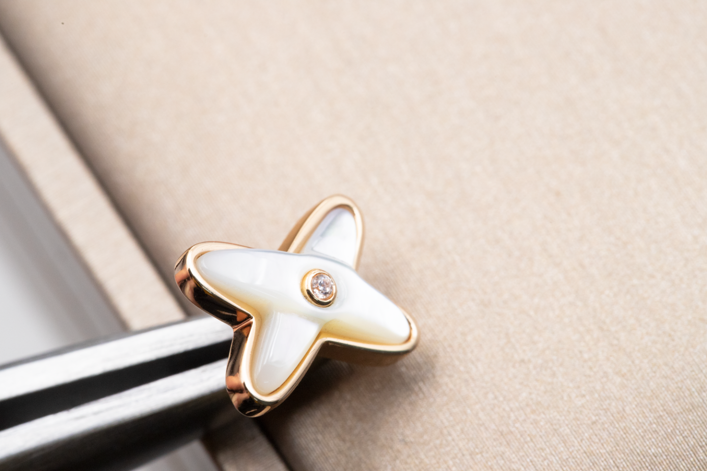 [Charm Aries Jewelry]JEUX DE WHITE MOP ROSE GOLD DIAMOND EARRINGS