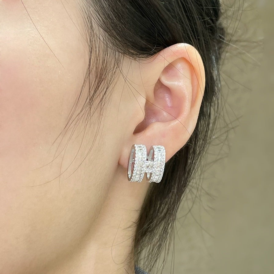[Charm Aries Jewelry]H STUD EARRINGS WITH SILVER DIAMONDS