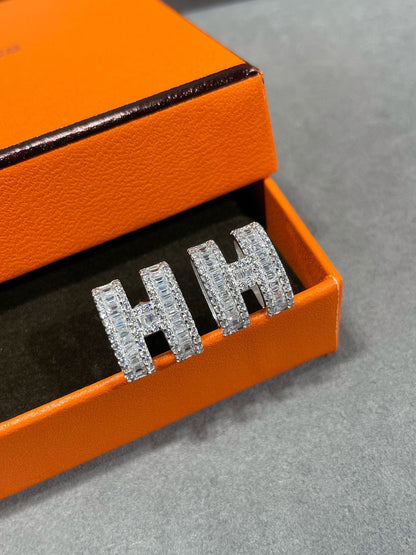 [Charm Aries Jewelry]H STUD EARRINGS WITH SILVER DIAMONDS