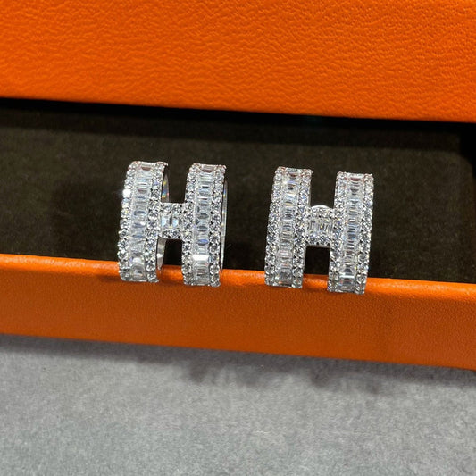 [Charm Aries Jewelry]H STUD EARRINGS WITH SILVER DIAMONDS