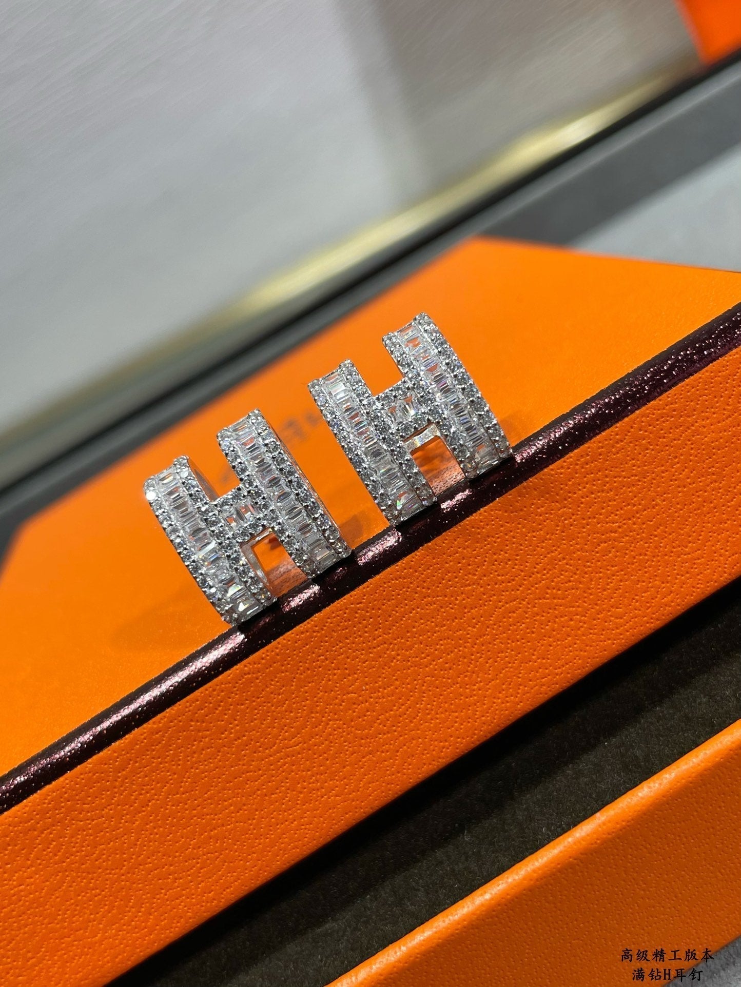 [Charm Aries Jewelry]H STUD EARRINGS WITH SILVER DIAMONDS