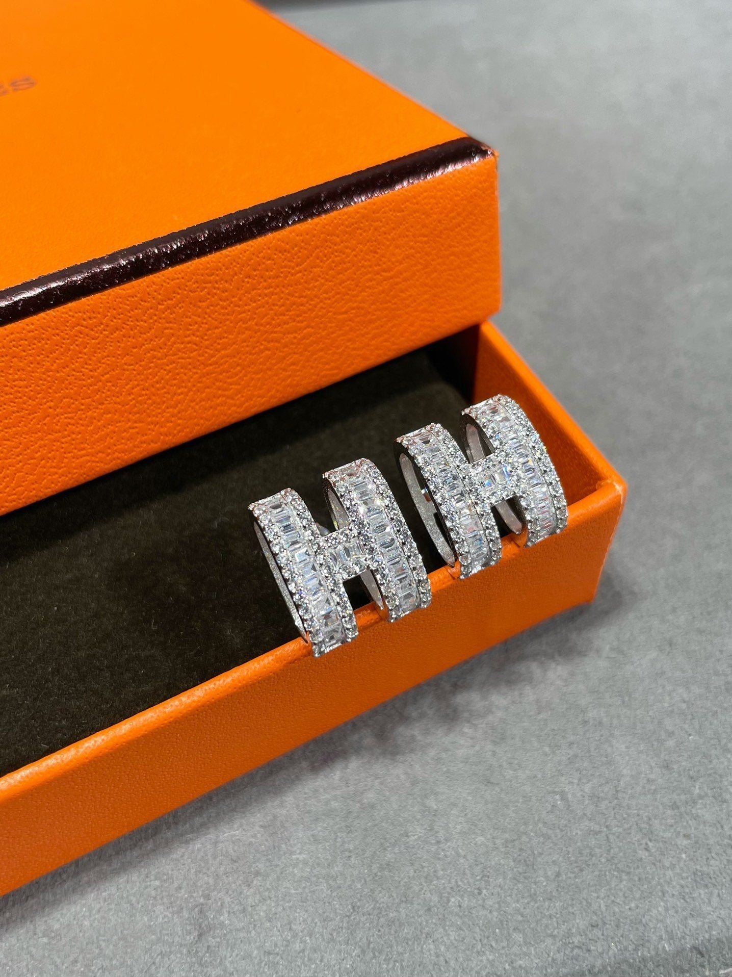 [Charm Aries Jewelry]H STUD EARRINGS WITH SILVER DIAMONDS