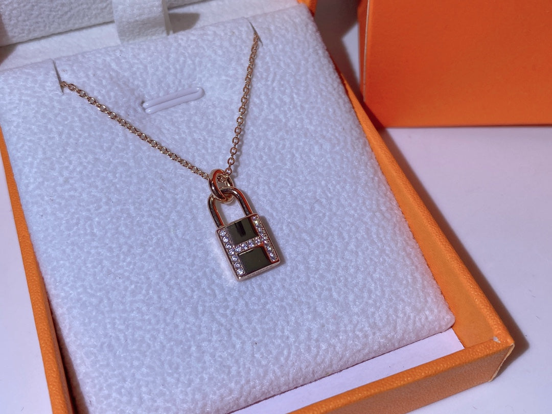 [Charm Aries Jewelry]HM ADVANCED NICHE LOCK HEAD NECKLACE DIAMONDS